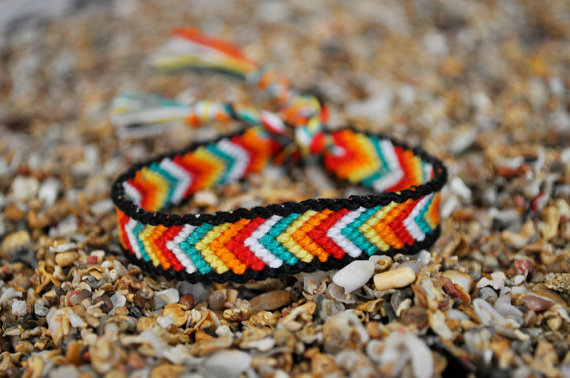 Chevron Rainbow Chakra Best Friendship Bracelet. Black or White Border -  One arm. AuntyNiseCrafts.Etsy.com | Armband selber machen, Schmuck basteln,  Handarbeit